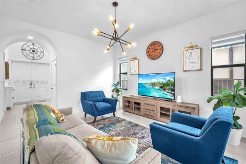 Снять в аренду виллу или дом в Пемброк-Пайнс, Флорида 4 спальни, 223.06м2, № 2036240 - фото 7