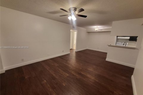 Condo in Tamarac, Florida, 2 bedrooms  № 1710315 - photo 3