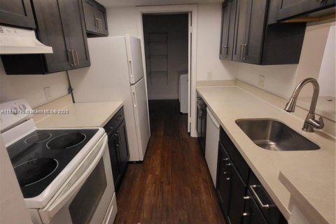 Condo in Tamarac, Florida, 2 bedrooms  № 1710315 - photo 6