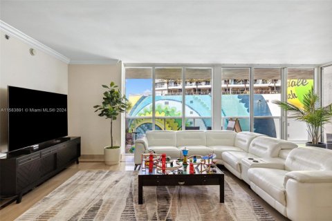 Copropriété à louer à Hallandale Beach, Floride: 2 chambres, 165.55 m2 № 1167763 - photo 6