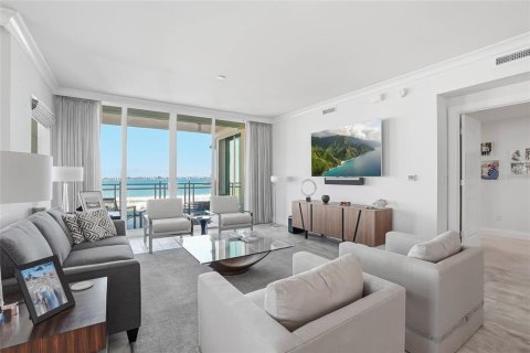 Condo in Tierra Verde, Florida, 3 bedrooms № 2216973 - photo 3