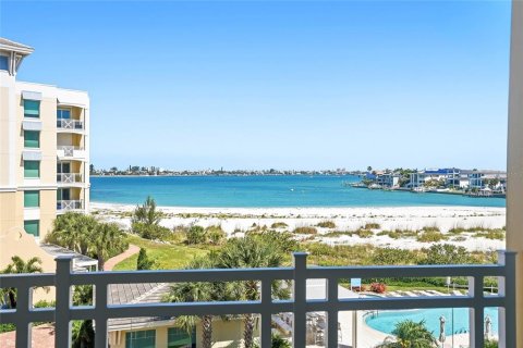 Condo in Tierra Verde, Florida, 3 bedrooms № 2216973 - photo 23