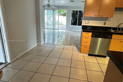 House in Dania Beach, Florida 3 bedrooms, 130.71 sq.m. № 1823943 - photo 5