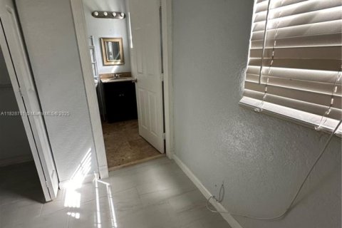 House in Dania Beach, Florida 3 bedrooms, 130.71 sq.m. № 1823943 - photo 9