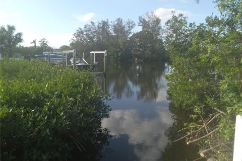 House in Saint Petersburg, Florida 3 bedrooms, 106.84 sq.m. № 1409902 - photo 3
