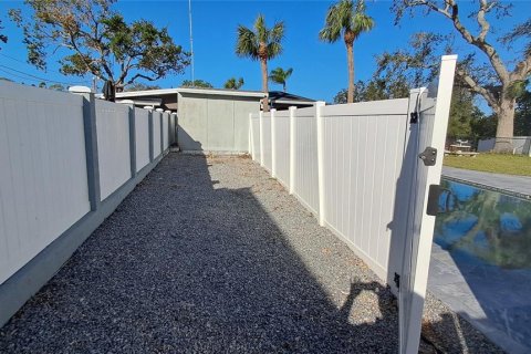House in Saint Petersburg, Florida 3 bedrooms, 106.84 sq.m. № 1409902 - photo 10