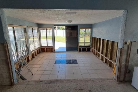 House in Saint Petersburg, Florida 3 bedrooms, 106.84 sq.m. № 1409902 - photo 12