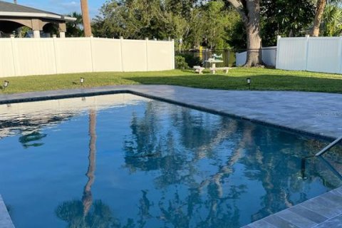 House in Saint Petersburg, Florida 3 bedrooms, 106.84 sq.m. № 1409902 - photo 4