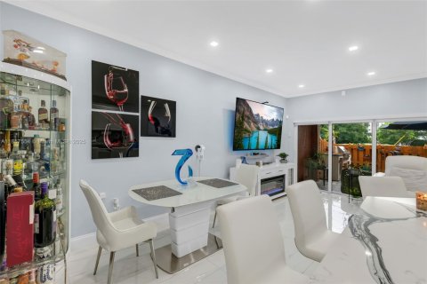 Touwnhouse à vendre à Pembroke Pines, Floride: 2 chambres, 121.89 m2 № 1881488 - photo 7