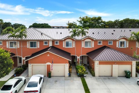 Touwnhouse à vendre à Pembroke Pines, Floride: 2 chambres, 121.89 m2 № 1881488 - photo 2