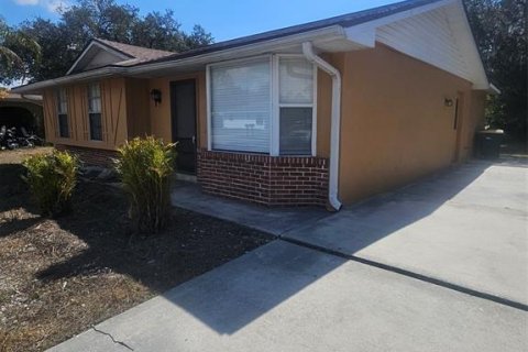 House in Port Charlotte, Florida 3 bedrooms, 105.91 sq.m. № 2109118 - photo 2