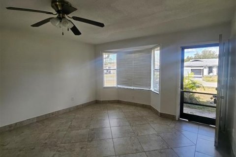 House in Port Charlotte, Florida 3 bedrooms, 105.91 sq.m. № 2109118 - photo 5