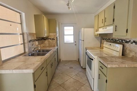 House in Port Charlotte, Florida 3 bedrooms, 105.91 sq.m. № 2109118 - photo 10