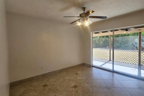 House in Port Charlotte, Florida 3 bedrooms, 105.91 sq.m. № 2109118 - photo 4
