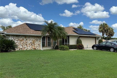 House in Punta Gorda, Florida 3 bedrooms, 180.42 sq.m. № 1913724 - photo 2