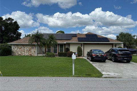 House in Punta Gorda, Florida 3 bedrooms, 180.42 sq.m. № 1913724 - photo 1