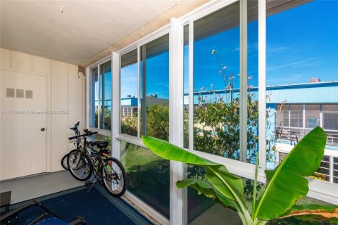 Condo in Delray Beach, Florida, 2 bedrooms  № 1691970 - photo 19