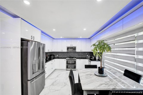 Casa en venta en Hollywood, Florida, 3 dormitorios, 247.03 m2 № 2189309 - foto 6
