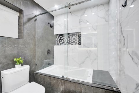 Casa en venta en Hollywood, Florida, 3 dormitorios, 247.03 m2 № 2189309 - foto 17