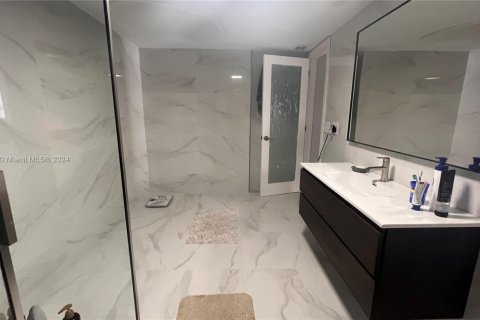 Condo in Hallandale Beach, Florida, 2 bedrooms  № 1764198 - photo 16