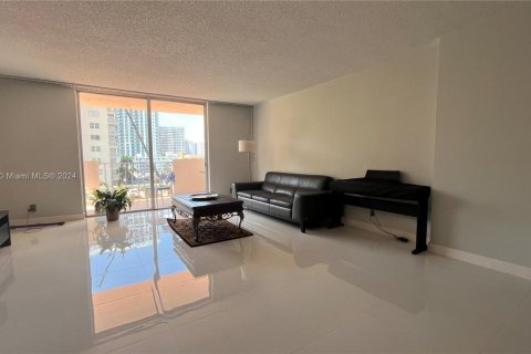 Condo in Hallandale Beach, Florida, 2 bedrooms  № 1764198 - photo 7