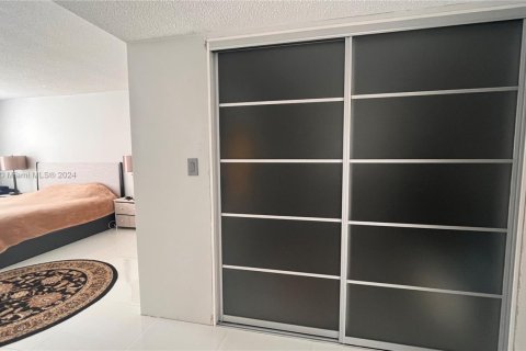 Condo in Hallandale Beach, Florida, 2 bedrooms  № 1764198 - photo 13