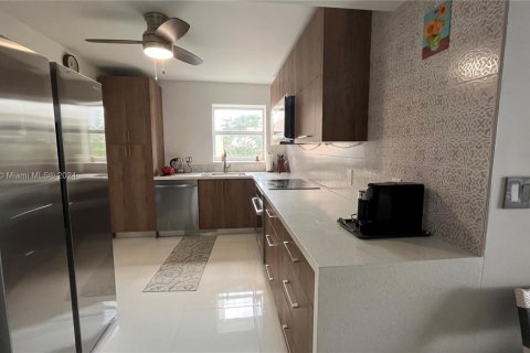 Condo in Hallandale Beach, Florida, 2 bedrooms  № 1764198 - photo 5
