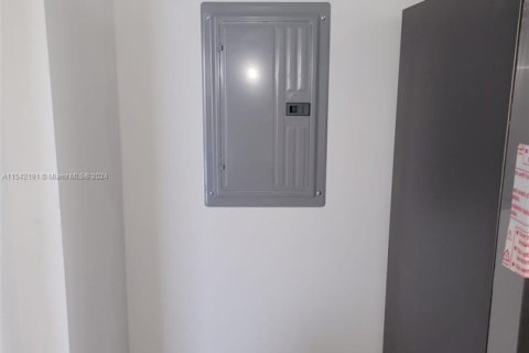 Condo in Hallandale Beach, Florida, 2 bedrooms  № 1764198 - photo 24