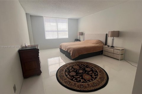 Condo in Hallandale Beach, Florida, 2 bedrooms  № 1764198 - photo 12