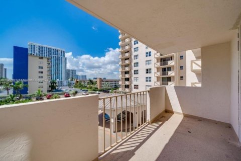 Condo in Hallandale Beach, Florida, 2 bedrooms  № 1764198 - photo 25