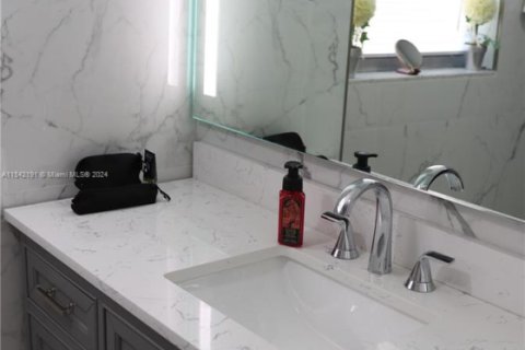 Condo in Hallandale Beach, Florida, 2 bedrooms  № 1764198 - photo 21