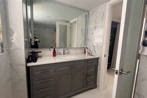 Condo in Hallandale Beach, Florida, 2 bedrooms  № 1764198 - photo 19