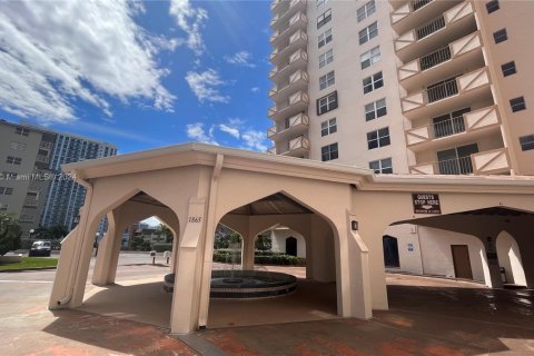Condo in Hallandale Beach, Florida, 2 bedrooms  № 1764198 - photo 29