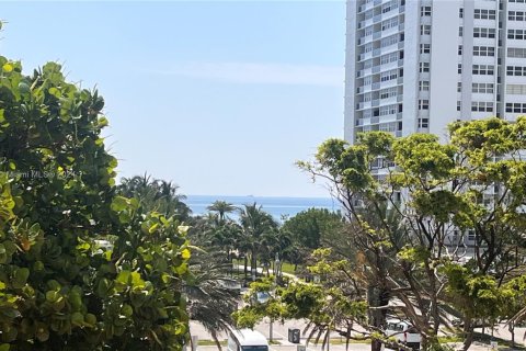 Condo in Hallandale Beach, Florida, 2 bedrooms  № 1764198 - photo 1