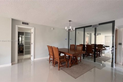 Condo in Hallandale Beach, Florida, 2 bedrooms  № 1764198 - photo 9