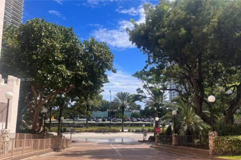 Condo in Hallandale Beach, Florida, 2 bedrooms  № 1764198 - photo 2