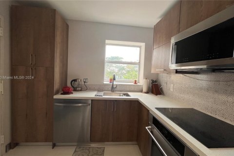 Condo in Hallandale Beach, Florida, 2 bedrooms  № 1764198 - photo 6