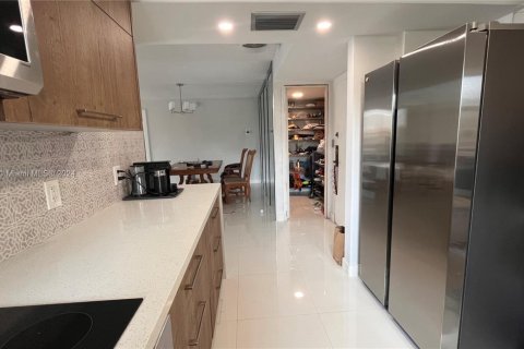 Condo in Hallandale Beach, Florida, 2 bedrooms  № 1764198 - photo 4
