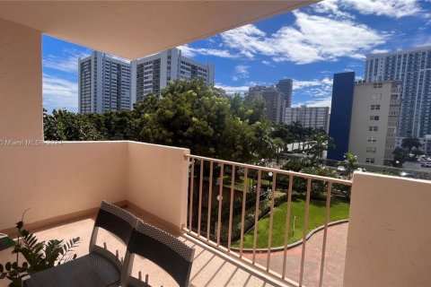 Condo in Hallandale Beach, Florida, 2 bedrooms  № 1764198 - photo 27