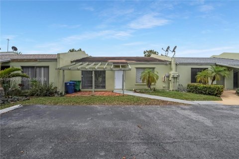 Снять в аренду виллу или дом в Майами-Гарденс, Флорида 2 спальни, 111.48м2, № 2031590 - фото 26