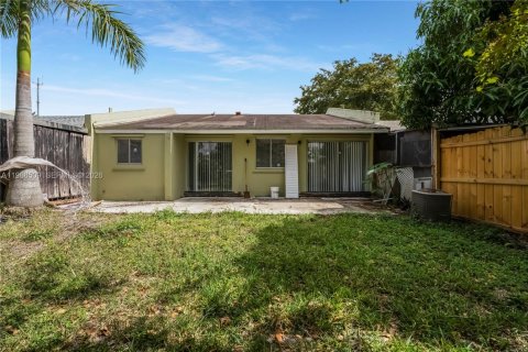 Снять в аренду виллу или дом в Майами-Гарденс, Флорида 2 спальни, 111.48м2, № 2031590 - фото 27