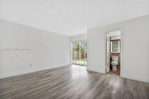 Снять в аренду виллу или дом в Майами-Гарденс, Флорида 2 спальни, 111.48м2, № 2031590 - фото 17