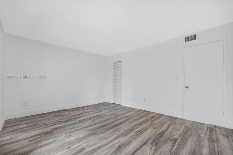 Снять в аренду виллу или дом в Майами-Гарденс, Флорида 2 спальни, 111.48м2, № 2031590 - фото 14