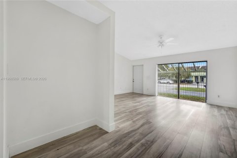 Снять в аренду виллу или дом в Майами-Гарденс, Флорида 2 спальни, 111.48м2, № 2031590 - фото 10