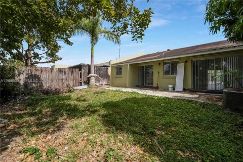 Снять в аренду виллу или дом в Майами-Гарденс, Флорида 2 спальни, 111.48м2, № 2031590 - фото 24