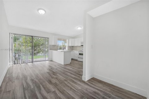 Снять в аренду виллу или дом в Майами-Гарденс, Флорида 2 спальни, 111.48м2, № 2031590 - фото 8