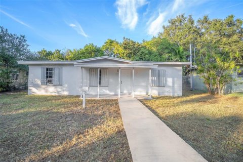 Casa en venta en North Miami, Florida, 3 dormitorios, 105.91 m2 № 1993258 - foto 1