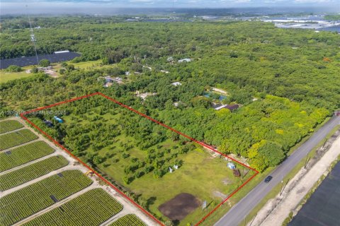 Commercial property in Miami, Florida № 2384590
