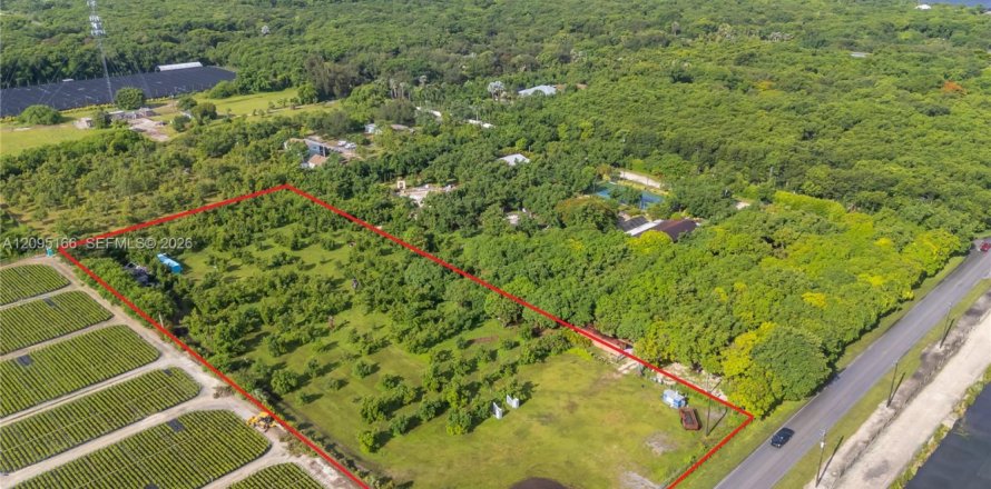 Commercial property in Miami, Florida № 2384590