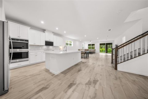 House in MERIDIAN PARKS in Orlando, Florida 5 bedrooms, 286.7 sq.m. № 2167446 - photo 10